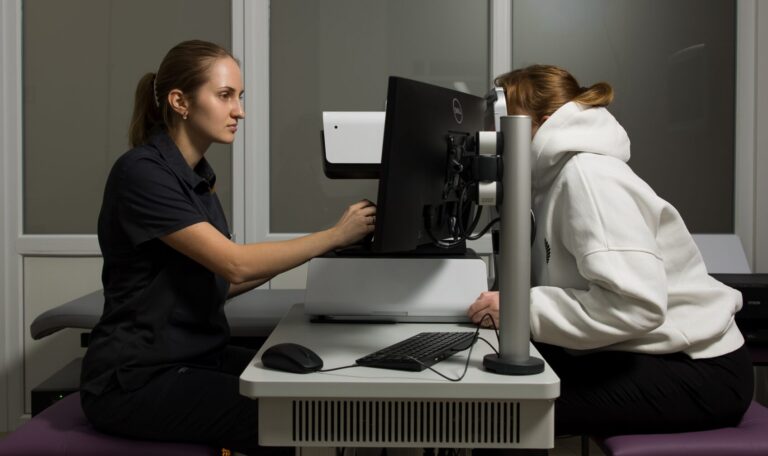 Лікар перевіряє зір за допомогою спеціального обладнання