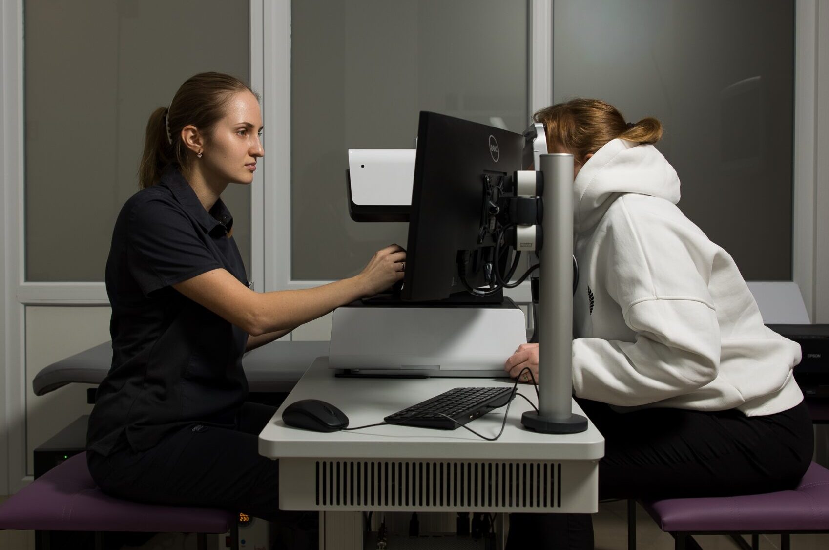 Лікар перевіряє зір за допомогою спеціального обладнання