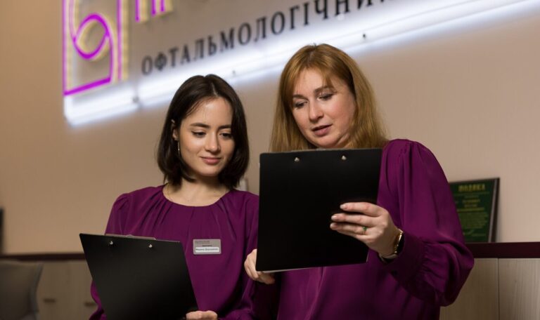 Адміністратори офтальмологічного центру на рецепції для запису пацієнтів