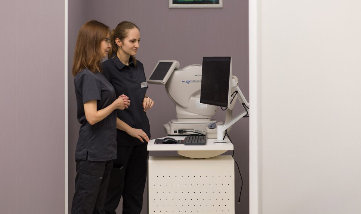 Два лікарі-офтальмологи працюють із сучасним діагностичним обладнанням