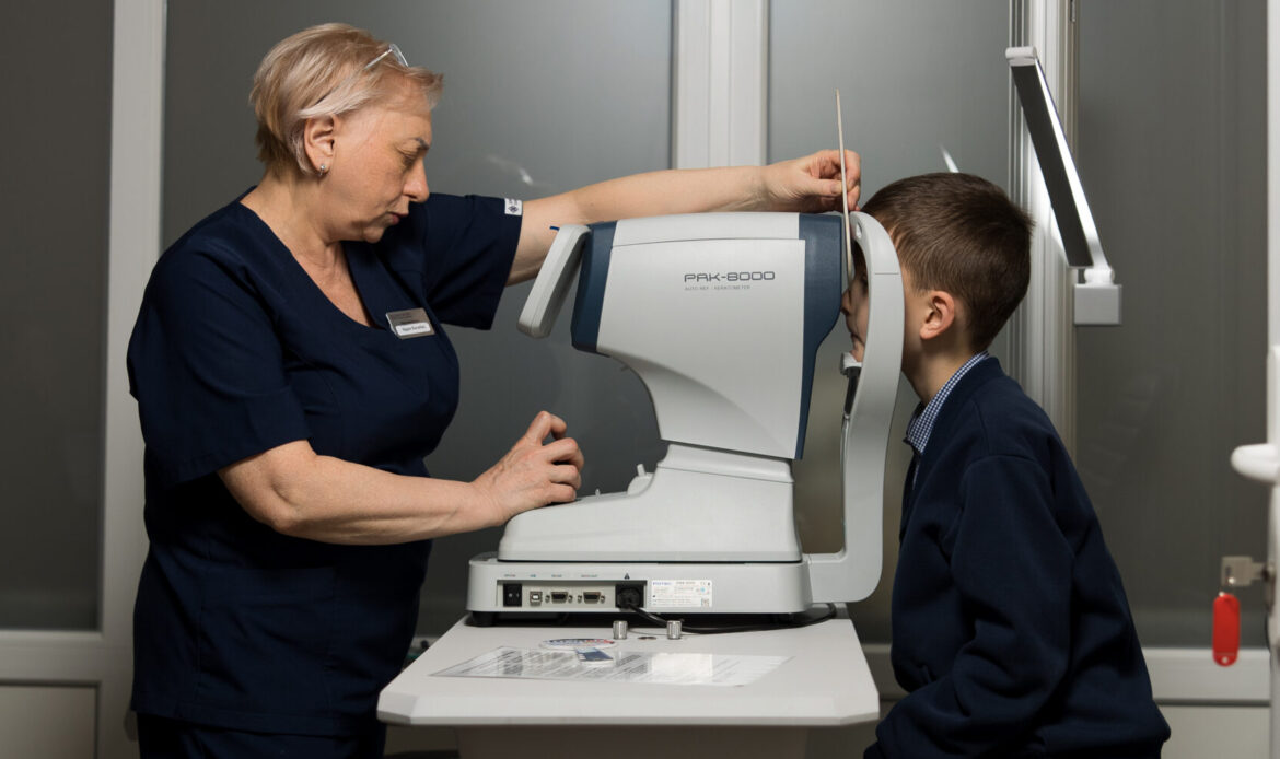 Лікарі дитячої офтальмології консультують маленьких пацієнтів у клініці