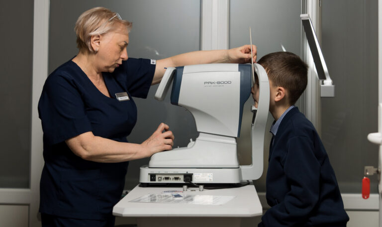 Лікарі дитячої офтальмології консультують маленьких пацієнтів у клініці