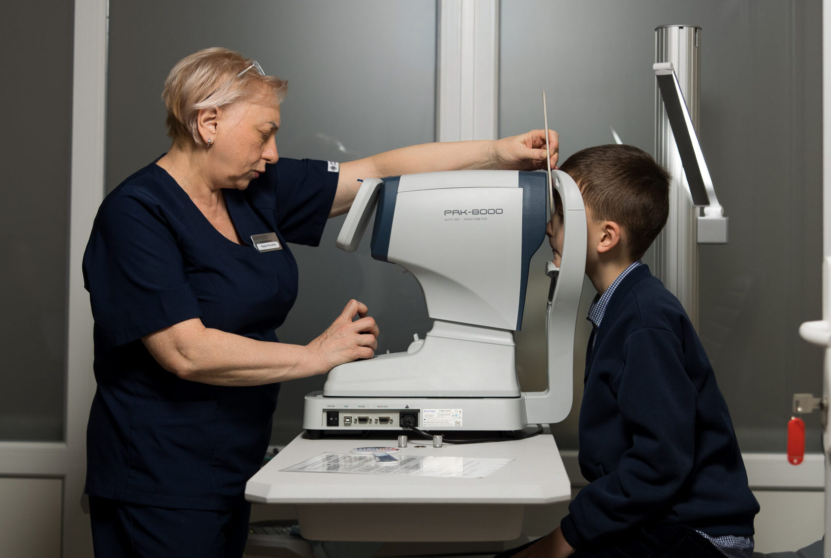 Лікарі дитячої офтальмології консультують маленьких пацієнтів у клініці