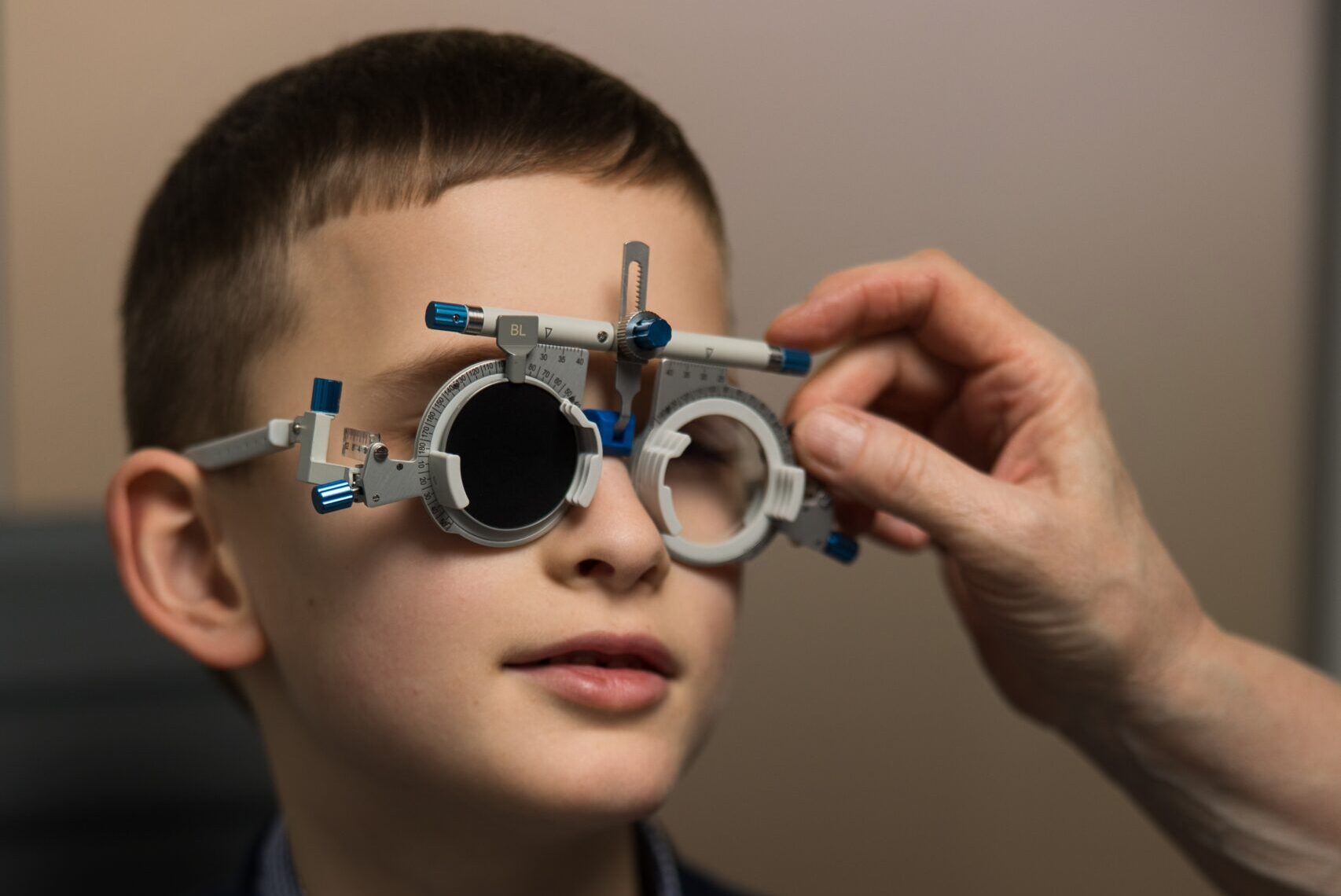 Лікар дитячої офтальмології проводить огляд зору маленькому пацієнту