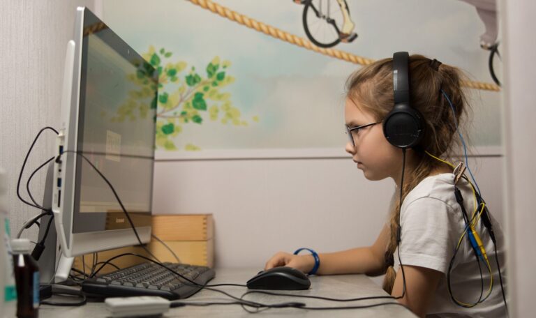 Дитина працює за комп’ютером, що створює цифрове навантаження на очі та може впливати на зір