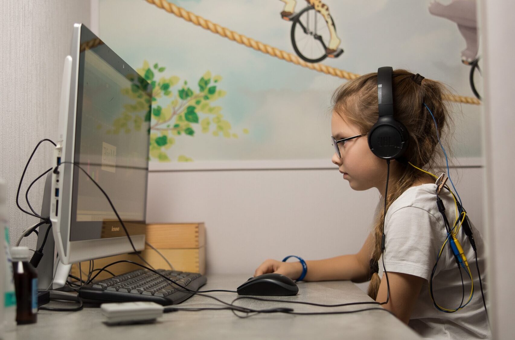 Дитина працює за комп’ютером, що створює цифрове навантаження на очі та може впливати на зір