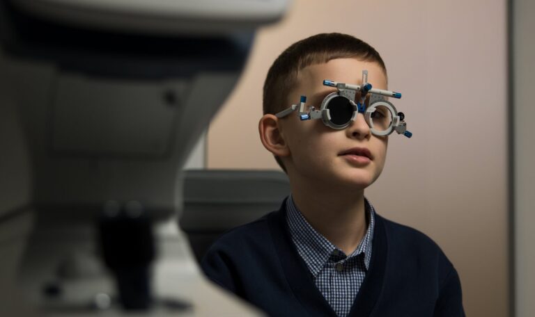 Дитина на прийомі у дитячого офтальмолога під час обстеження зору