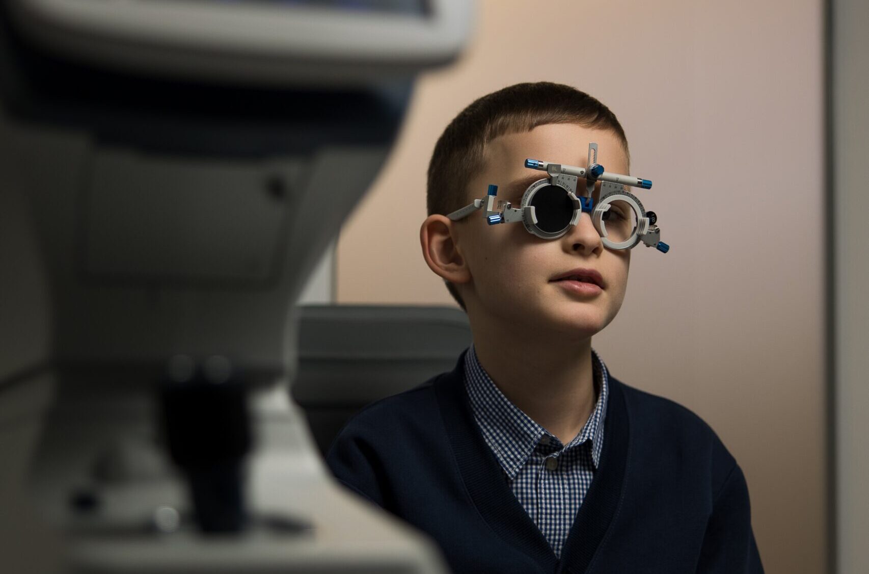 Дитина на прийомі у дитячого офтальмолога під час обстеження зору