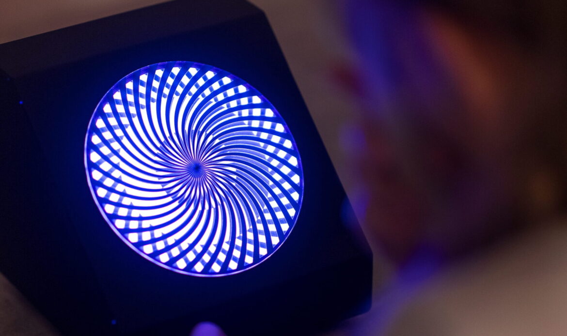 Дитина проходить процедуру лікування зору на макулостимуляторі МКС-Ц в офтальмологічній клініці