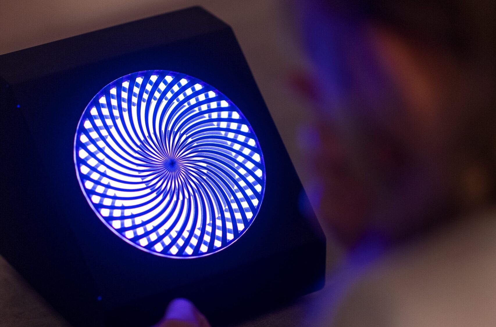 Дитина проходить процедуру лікування зору на макулостимуляторі МКС-Ц в офтальмологічній клініці