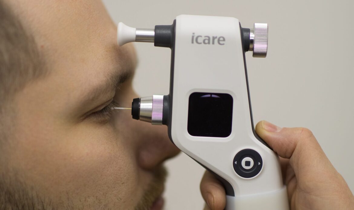 Лікар-офтальмолог вимірює внутрішньоочний тиск пацієнту для діагностики глаукоми