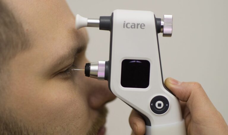 Лікар-офтальмолог вимірює внутрішньоочний тиск пацієнту для діагностики глаукоми