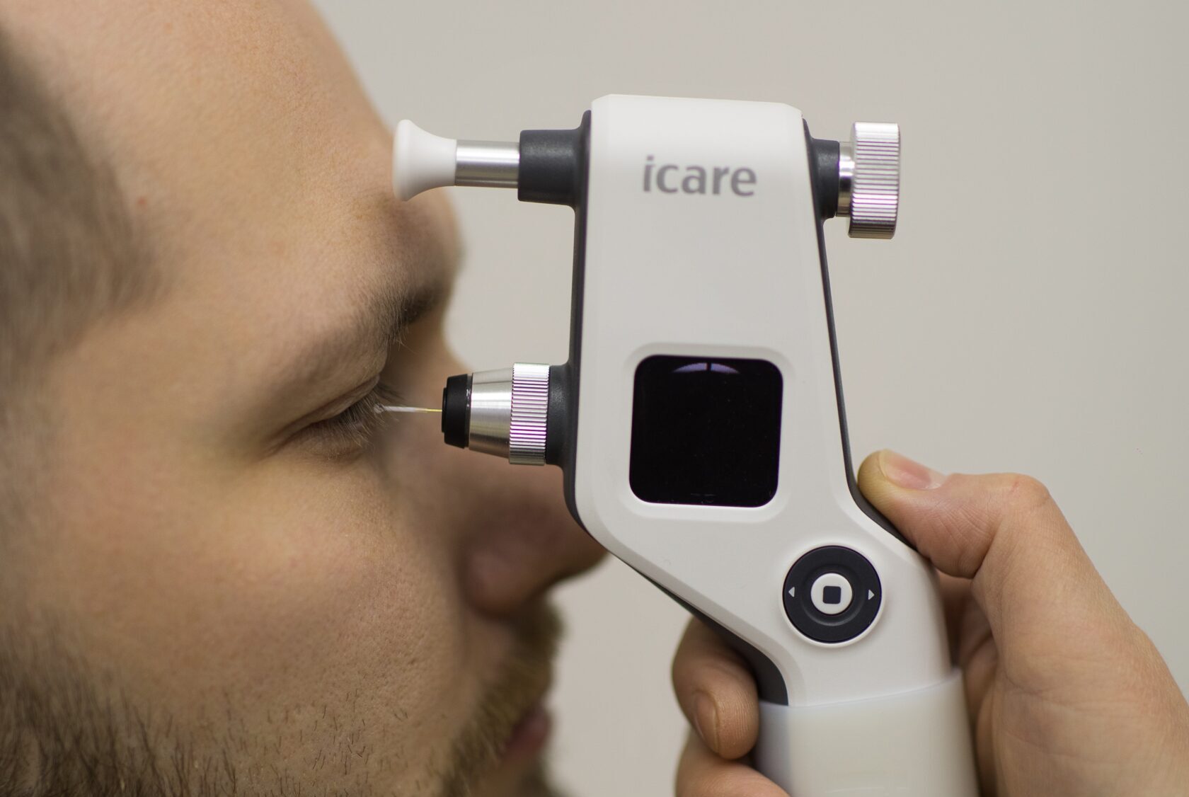 Лікар-офтальмолог вимірює внутрішньоочний тиск пацієнту для діагностики глаукоми