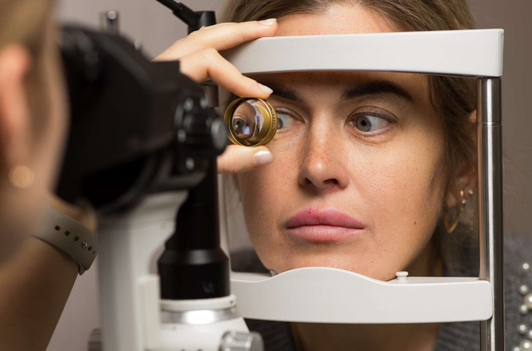 Пацієнт проходить апаратне лікування зору в офтальмологічній клініці на сучасному обладнанні