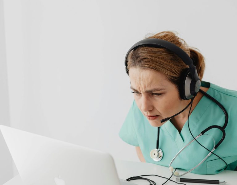 Жінка намагається сфокусувати погляд, щоб побачити екран ноутбука