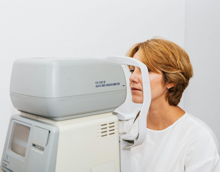 Лікар перевіряє зір за допомогою спеціального обладнання