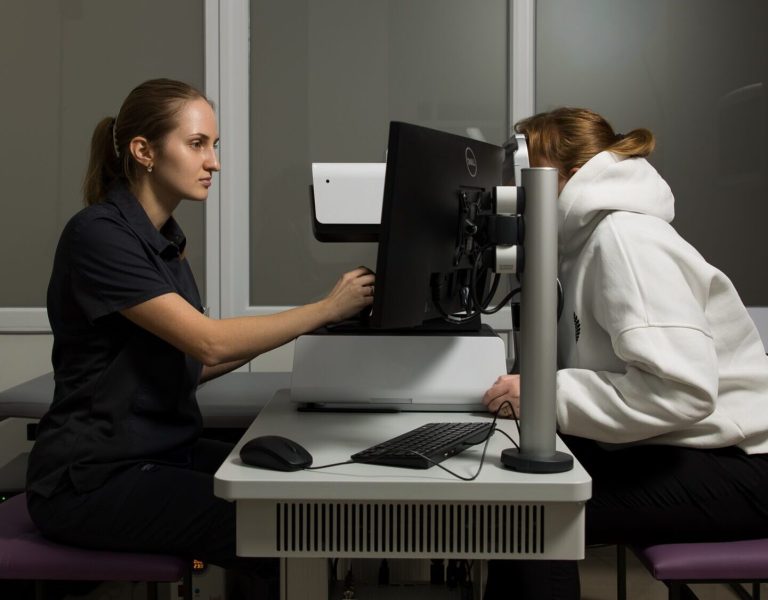 Лікар перевіряє зір за допомогою спеціального обладнання