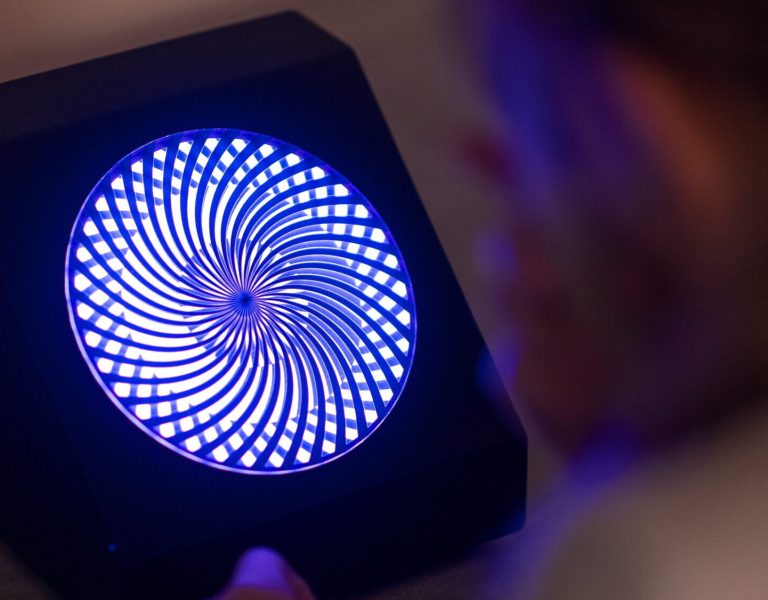 Дитина проходить процедуру лікування зору на макулостимуляторі МКС-Ц в офтальмологічній клініці