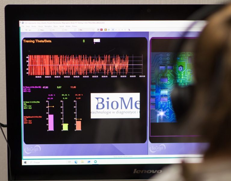 Пацієнт проходить процедуру biofeedback в офтальмологічній клініці для тренування зорової функції