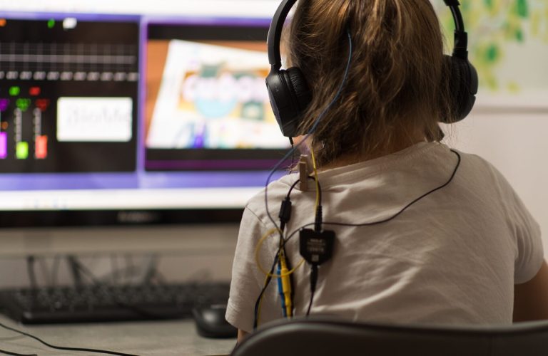 Дитина проходить перевірку зору у дитячого офтальмолога після тривалого користування гаджетами