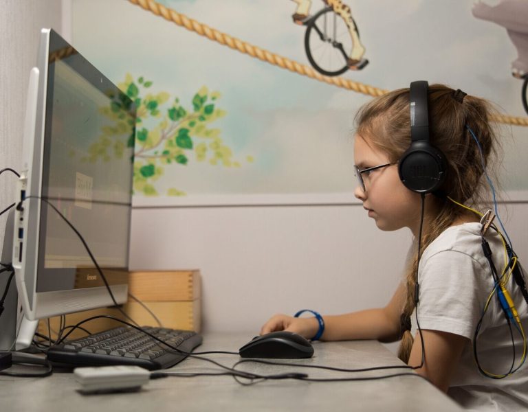 Дитина працює за комп’ютером, що створює цифрове навантаження на очі та може впливати на зір