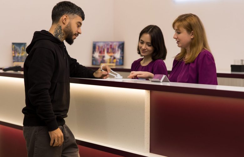 Адміністратори офтальмологічного центру консультують пацієнта