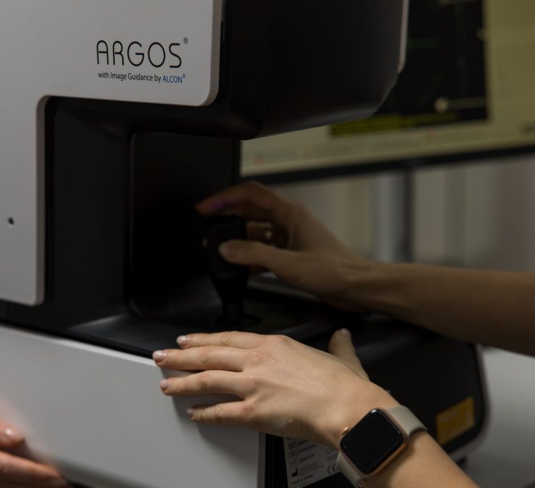 Сучасне офтальмологічне обладнання для точної діагностики зору в клініці