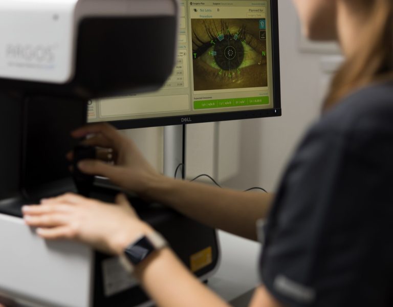 іагностика зору пацієнта в офтальмологічній клініці з використанням сучасного обладнання