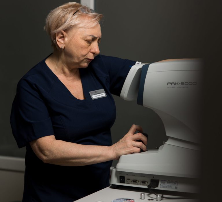 Дитячий офтальмолог проводить обстеження зору у дитини