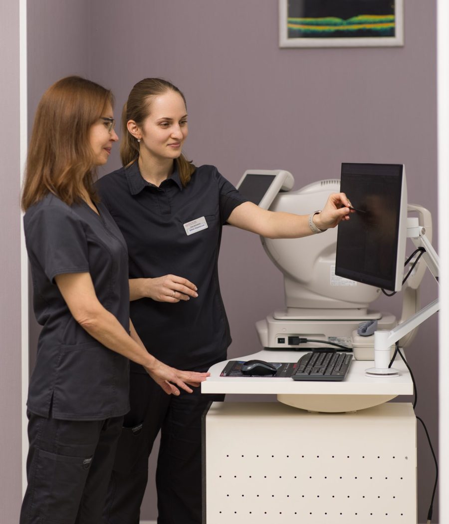 Два досвідчені лікарі-офтальмологи клініки під час роботи з пацієнтами, експерти у діагностиці та лікуванні зору