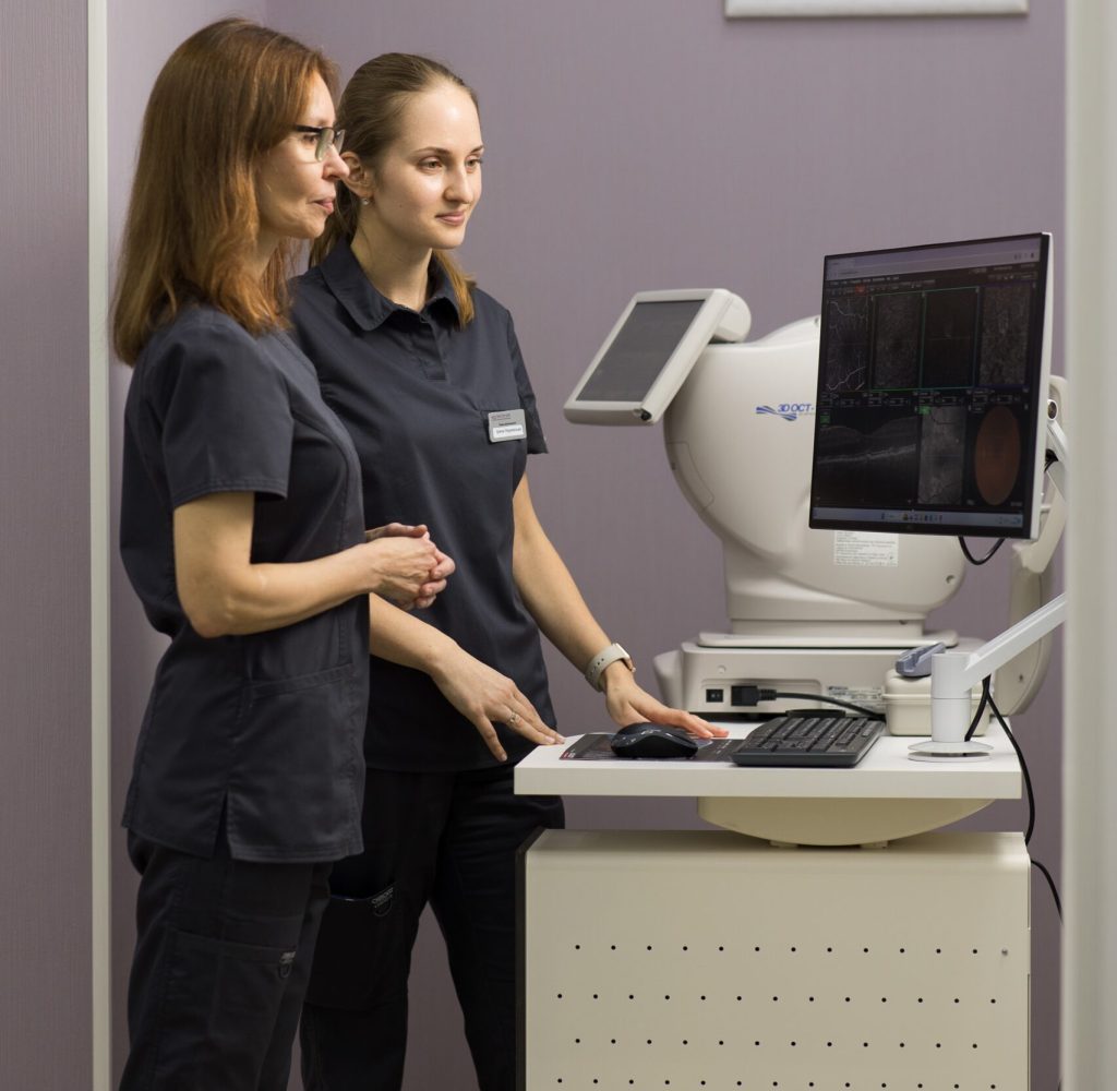 Лікарі-офтальмологи клініки поруч із сучасним обладнанням для діагностики зору