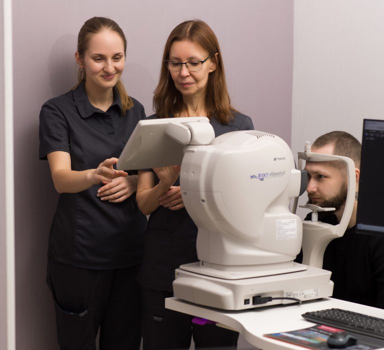 Лікарі-офтальмологи офтальмологічної клініки з досвідом діагностики та лікування зору