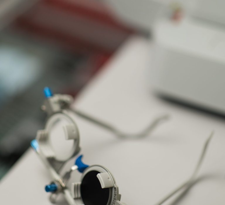 Інструменти для комплексного огляду очей у клініці