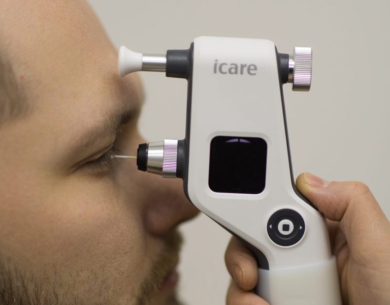 Лікар-офтальмолог вимірює внутрішньоочний тиск пацієнту для діагностики глаукоми